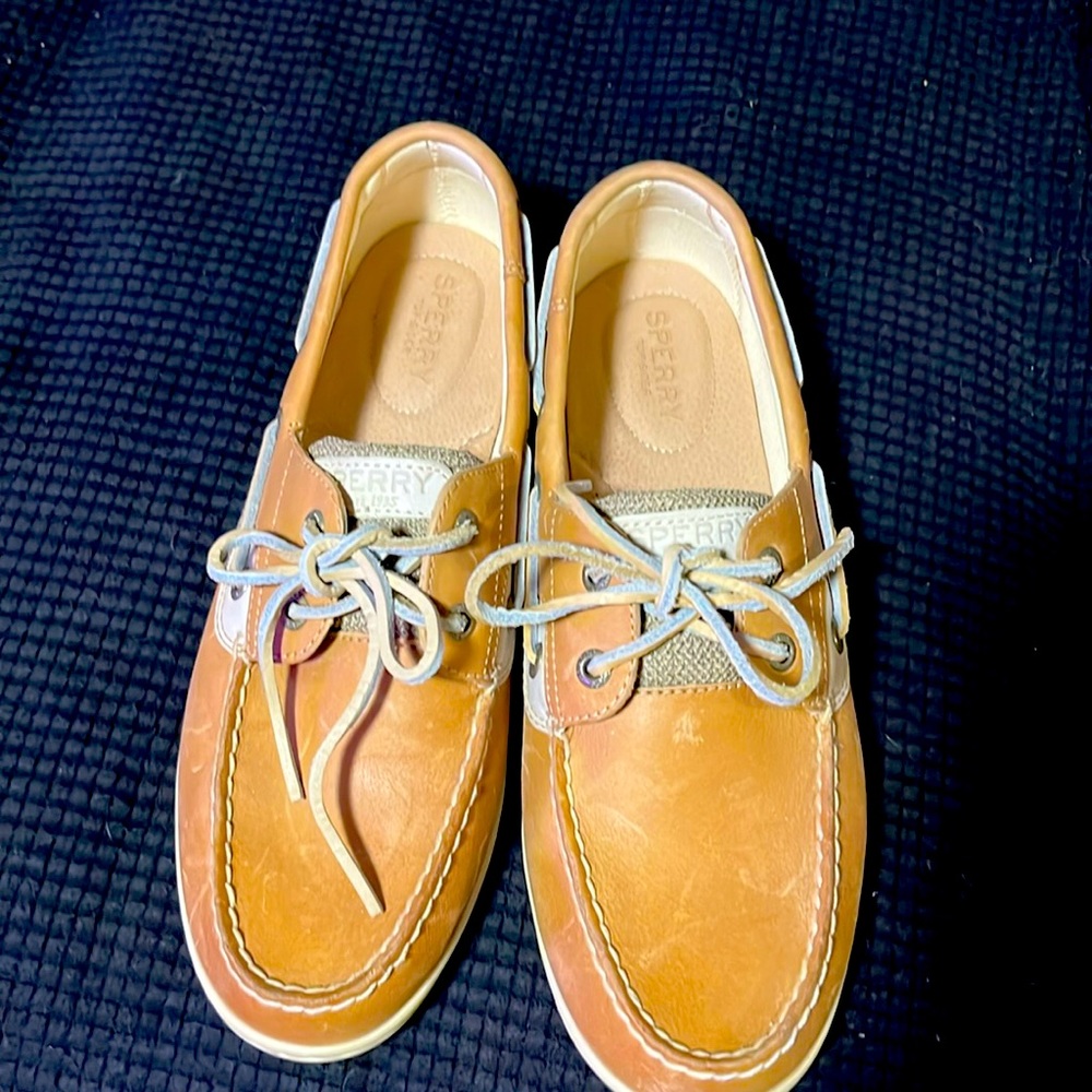 Beautiful tan Sperry top-sider loafer women size 9m Only worn once. Comfortable.